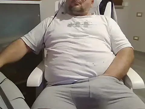 Snapshot of iron_boy80 chatting on 11-14-25, 11:46 iron boy80 online show from 11-14-25, 11:46