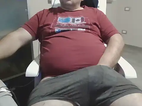 Snapshot of iron_boy80 chatting on 11-29-25, 10:29 iron boy80 online show from 11-29-25, 10:29