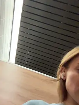 Snapshot of -AngelAri- chatting on 01-12-25, 12:23 -AngelAri- online show from 01-12-25, 12:23