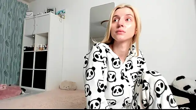 KenzieDawton online show from 01-13-25, 05:01