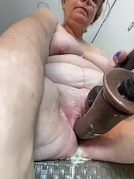 Snapshot of slutgold chatting on 02-12-25, 02:10 slutgold online show from 02-12-25, 02:10