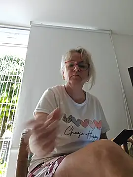 Snapshot of slutgold chatting on 10-18-25, 12:17 slutgold online show from 10-18-25, 12:17