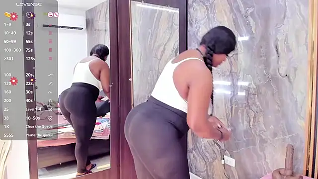 LauraSaenz01 online show from 04-11-26, 03:33