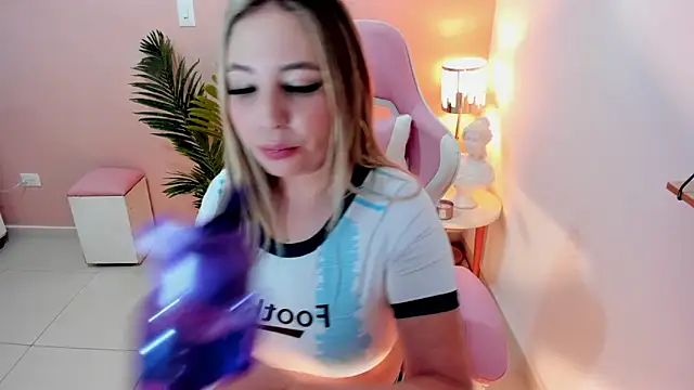 Snapshot of HannaMiller_1 chatting on 12-22-24, 05:21 HannaMiller 1 online show from 12-22-24, 05:21