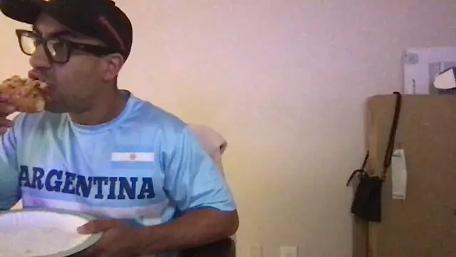 Snapshot of BigGuyMuscle chatting on 03-18-25, 03:09 BigGuyMuscle online show from 03-18-25, 03:09