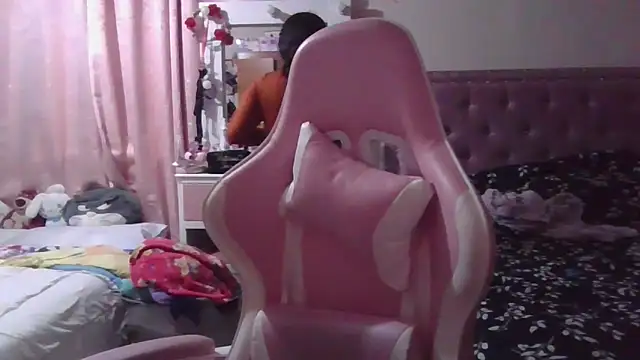 Snapshot of annarose19 chatting on 12-14-24, 01:28 annarose19 online show from 12-14-24, 01:28
