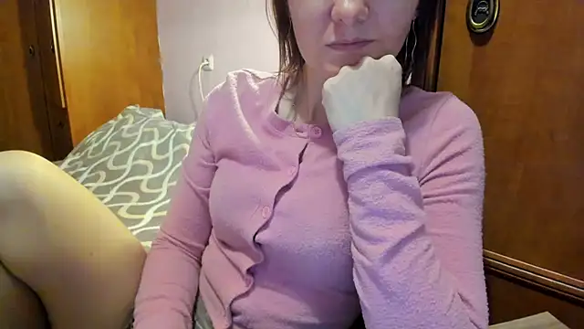 Snapshot of HolmesAriana chatting on 09-16-25, 01:56 HolmesAriana online show from 09-16-25, 01:56