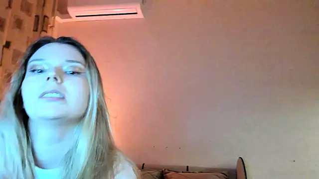 Snapshot of Vivian_Davis chatting on 02-16-25, 10:21 Vivian Davis online show from 02-16-25, 10:21