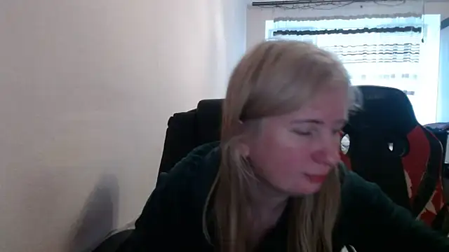 Snapshot of PeterAndJen chatting on 05-03-26, 05:35 PeterAndJen online show from 05-03-26, 05:35