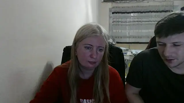 Snapshot of PeterAndJen chatting on 05-05-26, 07:33 PeterAndJen online show from 05-05-26, 07:33