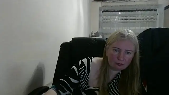 Snapshot of PeterAndJen chatting on 05-10-26, 05:51 PeterAndJen online show from 05-10-26, 05:51