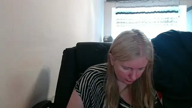 Snapshot of PeterAndJen chatting on 05-11-26, 06:08 PeterAndJen online show from 05-11-26, 06:08