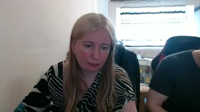 Snapshot of PeterAndJen chatting on 05-11-26, 04:04 PeterAndJen online show from 05-11-26, 04:04