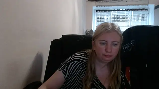 Snapshot of PeterAndJen chatting on 05-13-26, 04:43 PeterAndJen online show from 05-13-26, 04:43