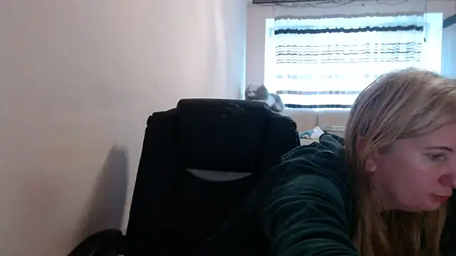 Snapshot of PeterAndJen chatting on 05-16-26, 04:42 PeterAndJen online show from 05-16-26, 04:42