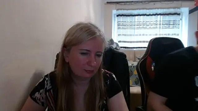 Snapshot of PeterAndJen chatting on 05-27-26, 04:26 PeterAndJen online show from 05-27-26, 04:26