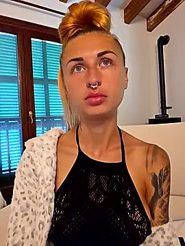 Snapshot of kylie_blck chatting on 09-27-25, 04:12 kylie blck online show from 09-27-25, 04:12