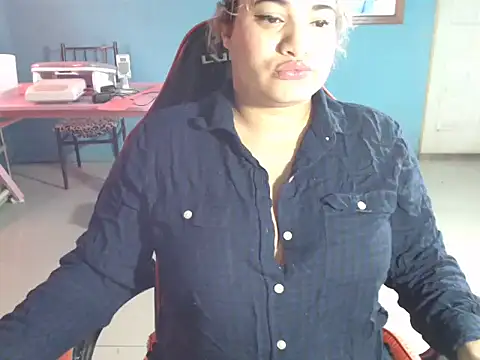 Hilarybunnyy online show from 05-13-26, 04:59