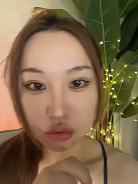 Snapshot of sphynx-_- chatting on 10-28-25, 10:08 sphynx- - online show from 10-28-25, 10:08