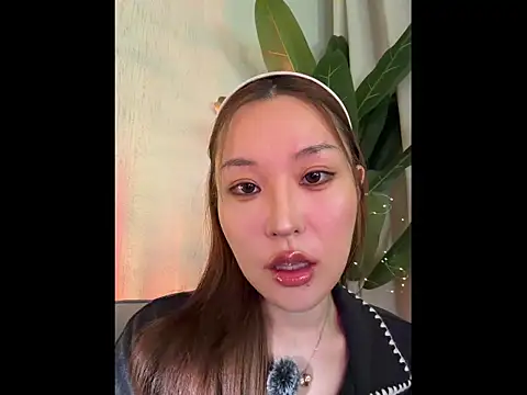 Snapshot of sphynx-_- chatting on 10-29-25, 01:57 sphynx- - online show from 10-29-25, 01:57