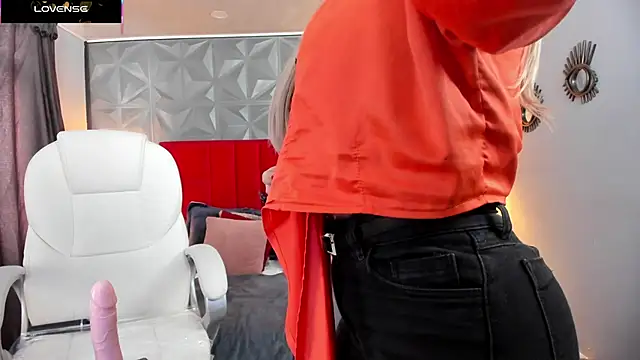 Holly madison  online show from 03-20-25, 01:15