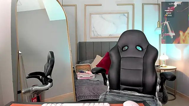 Holly madison  online show from 02-25-26, 01:54