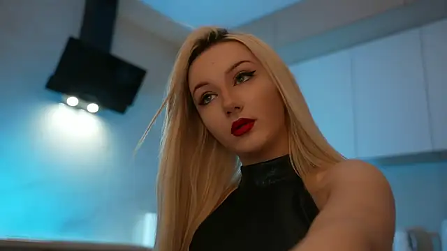 Snapshot of CatchMe1 chatting on 12-15-25, 07:18 CatchMe1 online show from 12-15-25, 07:18