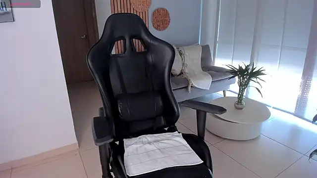 AnnieHallX online show from 04-26-26, 07:11