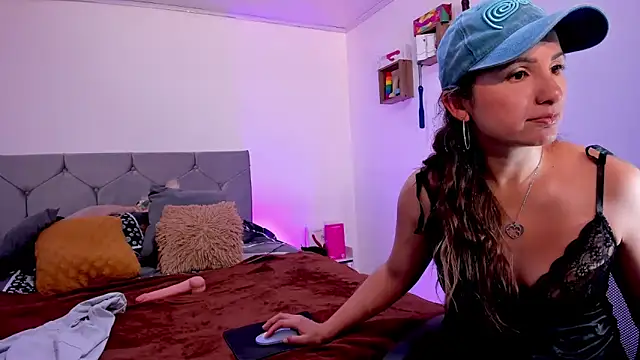 vanessabrown  online show from 10-20-25, 03:01