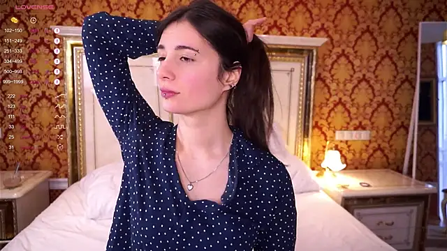 Snapshot of Holla_Molly chatting on 02-13-25, 12:32 Holla Molly online show from 02-13-25, 12:32