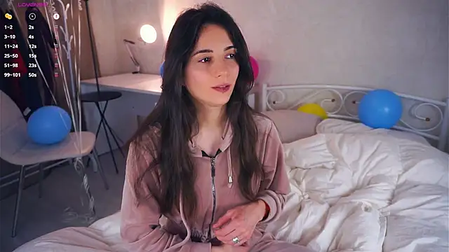 Snapshot of Holla_Molly chatting on 03-22-25, 11:53 Holla Molly online show from 03-22-25, 11:53