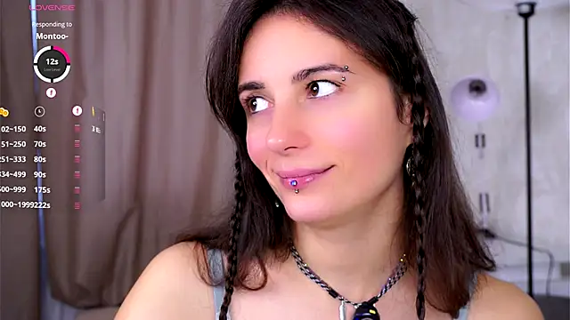 Snapshot of Holla_Molly chatting on 10-14-25, 05:52 Holla Molly online show from 10-14-25, 05:52