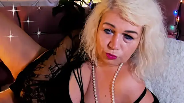 Snapshot of glamour_kitten chatting on 10-29-25, 03:14 glamour kitten online show from 10-29-25, 03:14