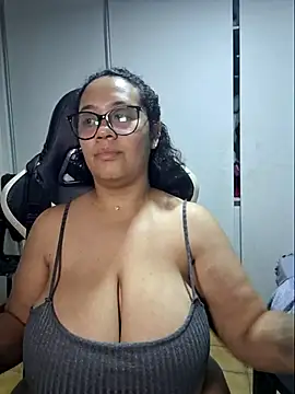 Snapshot of YasminMeyer chatting on 08-07-26, 12:56 YasminMeyer online show from 08-07-26, 12:56
