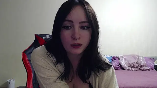 Snapshot of Laralianna chatting on 10-24-25, 06:37 Laralianna online show from 10-24-25, 06:37