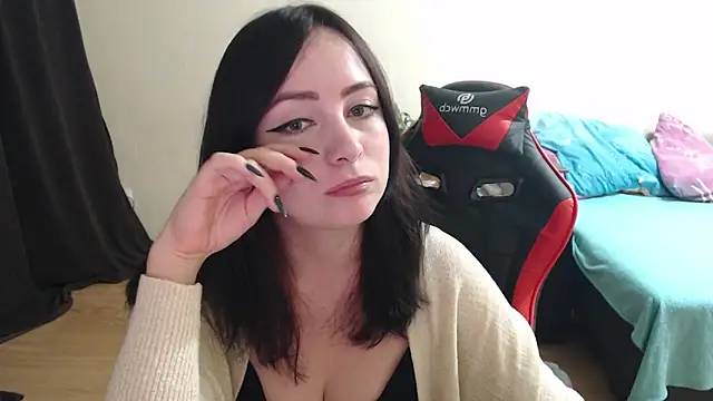 Snapshot of Laralianna chatting on 10-27-25, 06:01 Laralianna online show from 10-27-25, 06:01