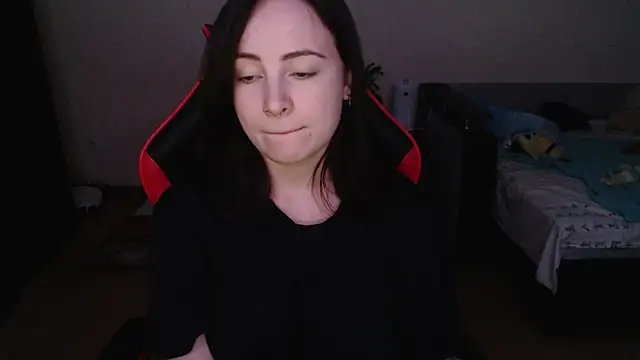 Snapshot of Laralianna chatting on 11-11-25, 12:10 Laralianna online show from 11-11-25, 12:10