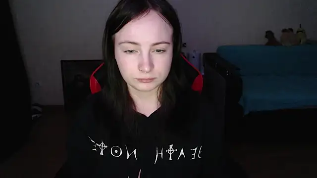 Snapshot of Laralianna chatting on 12-13-25, 08:04 Laralianna online show from 12-13-25, 08:04