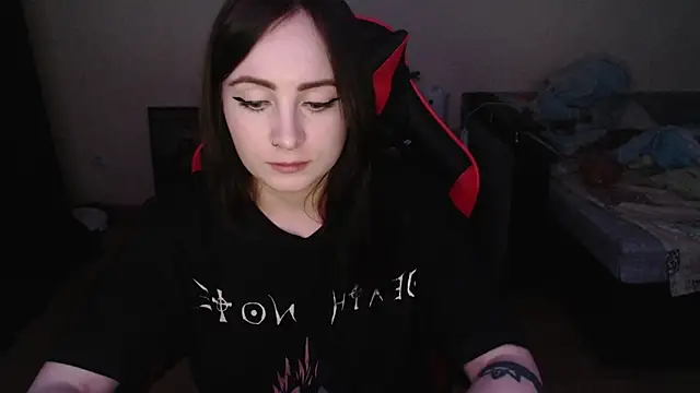 Snapshot of Laralianna chatting on 12-17-25, 04:24 Laralianna online show from 12-17-25, 04:24