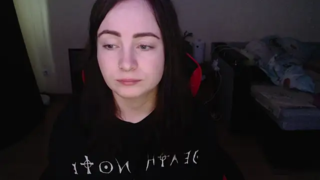 Snapshot of Laralianna chatting on 12-18-25, 10:43 Laralianna online show from 12-18-25, 10:43