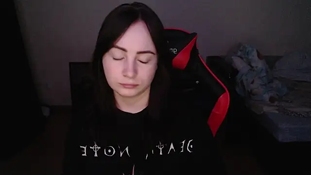 Snapshot of Laralianna chatting on 12-18-25, 10:49 Laralianna online show from 12-18-25, 10:49