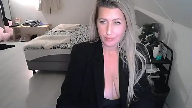 Snapshot of TessToy chatting on 12-10-24, 05:55 TessToy online show from 12-10-24, 05:55