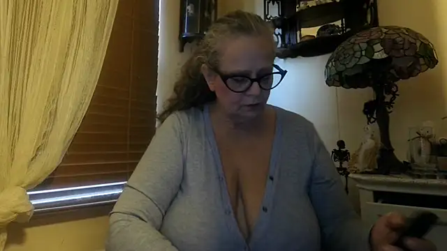 Snapshot of DestineeLoverGirl chatting on 10-31-25, 01:01 DestineeLoverGirl online show from 10-31-25, 01:01