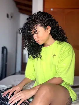 GabriSaenz online show from 10-20-25, 01:33