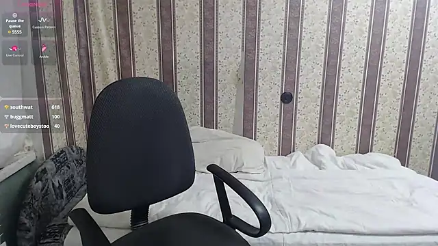 Snapshot of darienlarge chatting on 03-09-25, 07:37 darienlarge online show from 03-09-25, 07:37