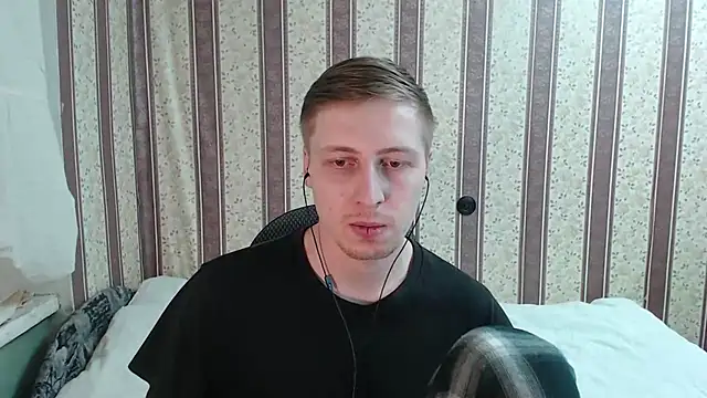 Snapshot of darienlarge chatting on 03-15-25, 07:05 darienlarge online show from 03-15-25, 07:05