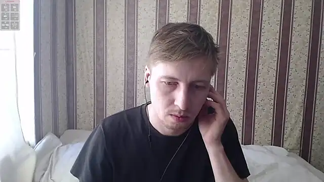 Snapshot of darienlarge chatting on 03-19-25, 02:24 darienlarge online show from 03-19-25, 02:24