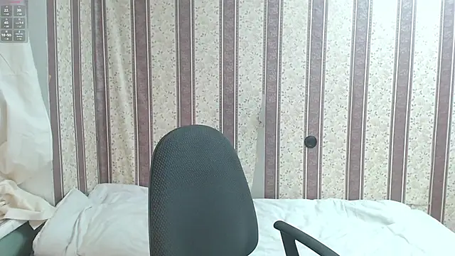 Snapshot of darienlarge chatting on 03-19-25, 05:28 darienlarge online show from 03-19-25, 05:28