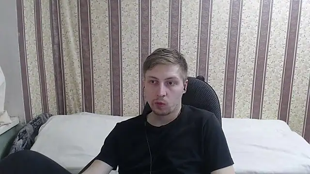 Snapshot of darienlarge chatting on 03-21-25, 08:40 darienlarge online show from 03-21-25, 08:40