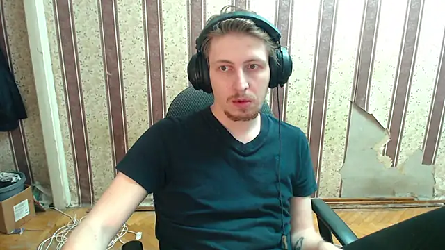 Snapshot of darienlarge chatting on 09-18-25, 04:31 darienlarge online show from 09-18-25, 04:31